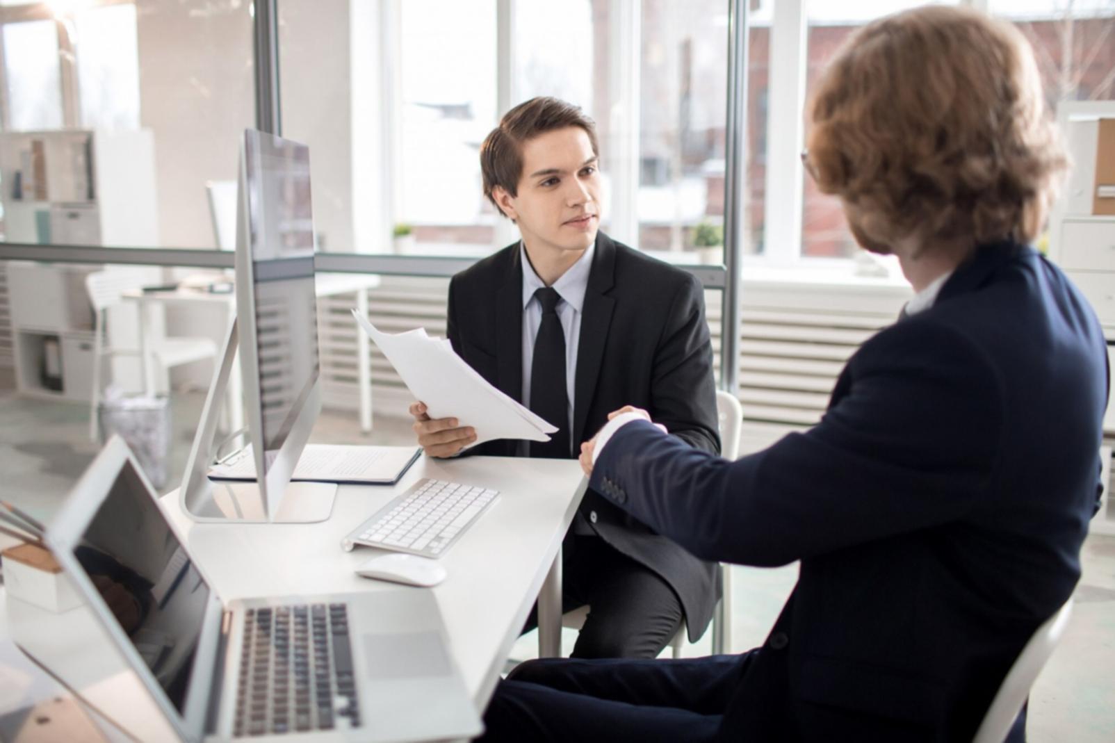 Professioneller Arbeitsplatz mit Marktanalyse und Finanzcharts